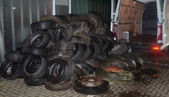 Polizeiinspektion Osnabrück: POL-OS: Hilter a.T.W.: Zeuge meldet illegale Altreifenablagerung - 130 Pkw-Reifen in Transporter