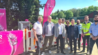 Deutsche Telekom AG: Im Plan: Bürgermeister Marcus Weise besucht Glasfaser-Baustelle der Telekom