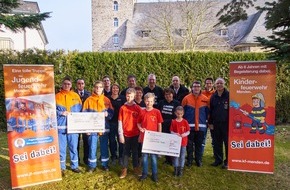 Freiwillige Feuerwehr Menden: FW Menden: Erstes Treffen der Kinderfeuerwehr - Spende überreicht