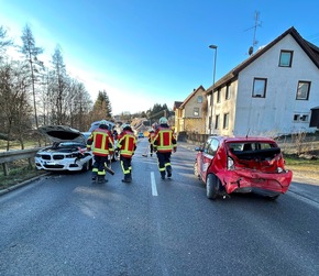 FW Stockach: Verkehrsunfall und Brand am Gebäude