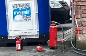 Feuerwehr Ratingen: FW Ratingen: Ratingen - gemeldeter Containerbrand an Gebäude