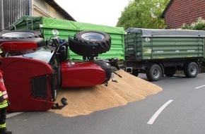 Polizeiinspektion Goslar: POL-GS: Unfall mit Trecker - Getreide blockiert die Fahrbahn