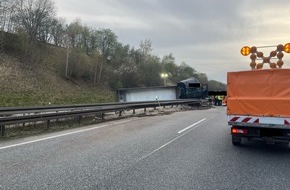 Autobahnpolizeiinspektion: API-TH: Mit Sand beladener Sattelzug verunfallt durch Reifenplatzer und es kommt zu massiven Beeintr&auml;chtigungen des Verkehrs auf beiden Richtungsfahrbahnen.
