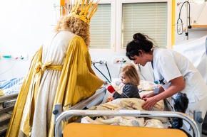 Pressemitteilung: Nürnberger Christkind bringt Weihnachtszauber in die Kinderklinik des Klinikums Nürnberg