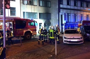 Feuerwehr Gelsenkirchen: FW-GE: Brennender Müllcontainer in der Gelsenkirchener Innenstadt sorgt für Großeinsatz der Feuerwehr Gelsenkirchen.