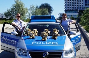 Polizeiinspektion Rostock: POL-HRO: Neue "Kollegen" an Bord
Rostocker Polizei mit Tröste-Teddys im Einsatz