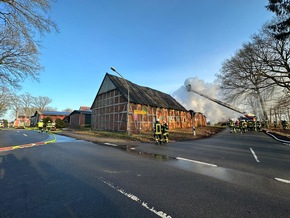 FFW Fredenbeck: Wirtschaftsgebäude brennt nieder / Übergreifen auf Wohngebäude kann verhindert werden / Öltanks durch Fachfirma abgepumpt