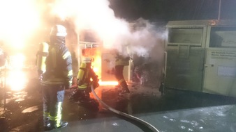 FW-WRN: Feuer_1 - Altkleidercontainer brennt