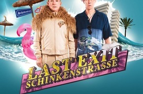 i&u TV Produktion GmbH: LAST EXIT SCHINKENSTRASSE: Startdatum und Key Visual zur neuen Prime Video Comedy-Serie mit Heinz Strunk und Marc Hosemann enthüllt