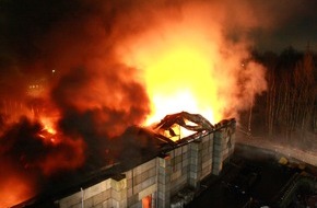 Feuerwehr Essen: FW-E: Großbrand in Essener Recycling-Unternehmen, 80 Feuerwehrleute im Einsatz