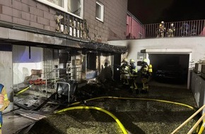 Feuerwehr Essen: FW-E: Brand von Abfallcontainern greift auf Fassade über - 13 Personen aus Mehrfamilienhaus gerettet