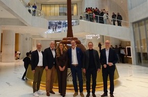 DHL Group: DHL und Lindt & Sprüngli versüßen ihre Zusammenarbeit in der Seefracht mit Einsatz von nachhaltigen Kraftstoffen / DHL Global Forwarding and Lindt & Sprüngli sweeten the deal for the usage of waste- and residues-based maritime fuel ...