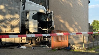 Polizeipräsidium Oberhausen: POL-OB: Großeinsatz der Polizei nach Verkehrsunfall