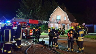 Kreisfeuerwehrverband Dithmarschen: FW-HEI: Feuer in St. Michaelisdonn - Feuerwehr sucht im brennenden Haus nach Bewohner