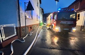Feuerwehr Weinheim: FW Weinheim: Wasserrohrbruch in Weinheim Sulzbach. Feuerwehr pumpt Keller aus