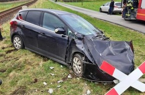 Bundespolizeiinspektion Flensburg: BPOL-FL: Rosendahl - Zug kollidiert mit PKW auf Bahnübergang - Fahrerin leicht verletzt