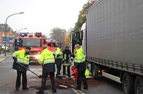 Feuerwehr Essen: FW-E: 40-Tonnen-Sattelzug reißt sich kurz vor dem Ziel seinen Kraftstofftank auf, größere Menge Diesel läuft aus