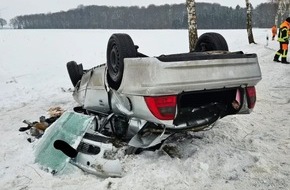 Polizeiinspektion Rotenburg: POL-ROW: Schwerer Verkehrsunfall bei S&uuml;derwalsede: 18-j&auml;hrige lebensbedrohlich verletzt