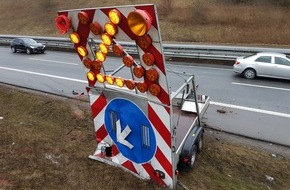 Polizeidirektion Kaiserslautern: POL-PDKL: A63/Winnweiler, Lkw kracht in Absperrwand