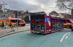 Feuerwehr Stuttgart: FW Stuttgart: Unbekannte Flüssigkeit an Stadtbahnhaltestelle gemeldet