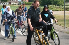 Polizeiinspektion Hameln-Pyrmont/Holzminden: POL-HM: Nach großem Erfolg im Vorjahr: Zweiter Fahrradkurs für Frauen aller Kulturen / Anmeldungen beim Integrationsbüro