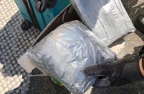 Zollfahndungsamt Essen: ZOLL-E: Zollhund Cleo findet Ecstasy und Kokain am Niederrhein und führt so zur Zerschlagung eines Drogenrings in Rumänien/fünf Personen festgenommen, über 12 kg Ecstasy-Pillen und 2 kg Kokain sichergestellt