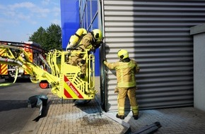 Feuerwehr Ratingen: FW Ratingen: Brand nach Abflämmen von Unkraut - Feuerwehr Ratingen verhindert größeren Gebäudebrand