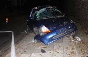 Polizei Düren: POL-DN: Mit Auto gegen Laterne gefahren und geflüchtet