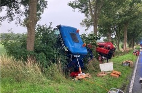 Polizeiinspektion Cuxhaven: POL-CUX: Verkehrsunfall auf der Landesstraße 128 im Bereich Wollingst - LKW kommt von der Fahrbahn ab - Zwei Personen leicht verletzt - Vollsperrung für die Bergung (Foto im Anhang)