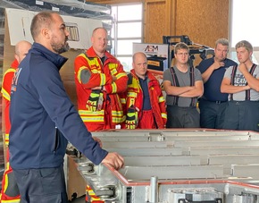Landkreis-Feuerwehren ausgebildet für Unfälle mit E-Fahrzeugen