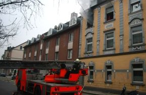 Feuerwehr Essen: FW-E: Wohnungsbrand in Essen Kupferdreh, drei Personen mit Verdacht auf Rauchvergiftung ins Krankenhaus, eine Katze mit Brandverletzungen zum Tierarzt
