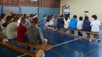 Bundespolizeidirektion Sankt Augustin: BPOL NRW: "Bahnanlagen sind keine Spielplätze" - Die Bundespolizei geht in Schulen und gibt Kindern und Jugendlichen wichtige Hinweise und Tipps zum Thema "Gefahren an Bahnanlagen"