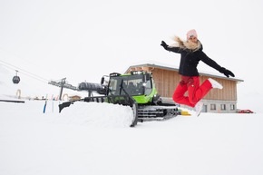 Medienmitteilung | Die SkiArena Andermatt-Sedrun weiht ihren ersten grünen Pistenbully mit Skifahrerin Aline Danioth ein