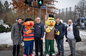 NDR Norddeutscher Rundfunk: Sesamstra&szlig;e regelt den Verkehr: Ernie und Bert werden Ampelm&auml;nnchen in Hamburg