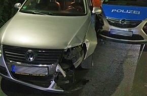 Polizeipräsidium Nordhessen - Kassel: POL-KS: Unfallwagen rollt von Abschleppfahrzeug gegen Streifenwagen: 7.000 Euro Schaden