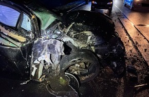 Polizei Minden-L&uuml;bbecke: POL-MI: BMW kollidiert mit Baum