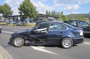 Polizeiinspektion Northeim: POL-NOM: Verkehrsunfall mit drei Verletzten und zwei PKW mit Totalschaden