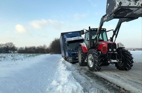 Polizei Minden-Lübbecke: POL-MI: Traktor zieht Lkw aus dem Schnee