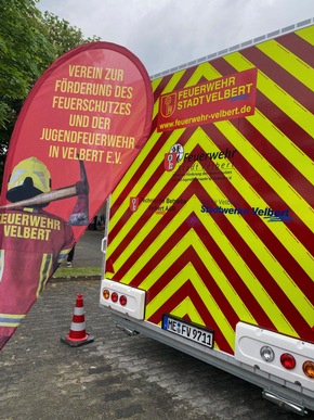 FW-Velbert: -Korrektur- Neuer Versorgungsanhänger für die Feuerwehr Velbert übergeben