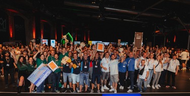 DACHKRONE: B&uuml;hne frei f&uuml;r Deutschlands Dach-Elite: DACHKRONE 2026 im Lokschuppen Bielefeld verliehen