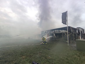 FW-KLE: Gebäudebrand in Gewerbebetrieb