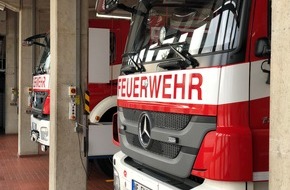 Feuerwehr Neuss: FW-NE: Unfall mit Containerstapler | Fahrer kommt mit dem Schrecken davon