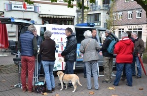 Polizeiinspektion Hameln-Pyrmont/Holzminden: POL-HM: "Tag des Einbruchschutzes" auf dem Marktplatz in Holzminden: Polizeiliche Informationen zum Einbruchschutz / Wochenmarkt bot guten Rahmen für aufklärende Information der Polizei