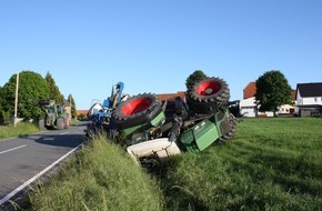 Kreispolizeibehörde Höxter: POL-HX: Trecker kommt von Straße ab - 2 Verletzte