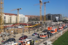 Feuerwehr Düsseldorf: FW-D: Arbeitsunfall auf Baustelle, zwei Arbeiter verstorben, einer schwer verletzt.

Düsseldorf, Montag, 11. April 2016, 08:53 Uhr Marc-Chagall-Straße, Pempelfort