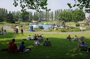 Messe Berlin GmbH: YOU im Sommergarten: Wipeout Parcours im Event-Pool, BMX-Shows und Kartbahn