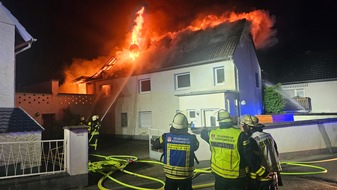 Freiwillige Feuerwehr Königswinter: FW Königswinter: Dachstuhlbrand in Königswinter Heisterbacherrott Feuerwehr kann Brandausbreitung in enger Bebauung verhindern