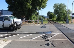 Polizei Minden-L&uuml;bbecke: POL-MI: PKW kollidiert mit Eurobahn - eine Person leicht verletzt