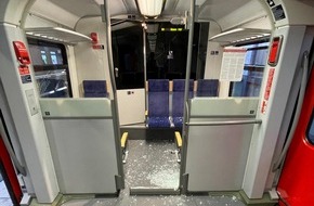 Bundespolizeidirektion Sankt Augustin: BPOL NRW: 21-Jähriger tritt Glastür im Zug ein - Bundespolizei ermittelt wegen Sachbeschädigung