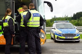 Bundespolizeidirektion München: Bundespolizeidirektion München: Neun Anzeigen nach einer Buskontrolle/ Bundespolizei greift syrische und eritreische Migranten auf